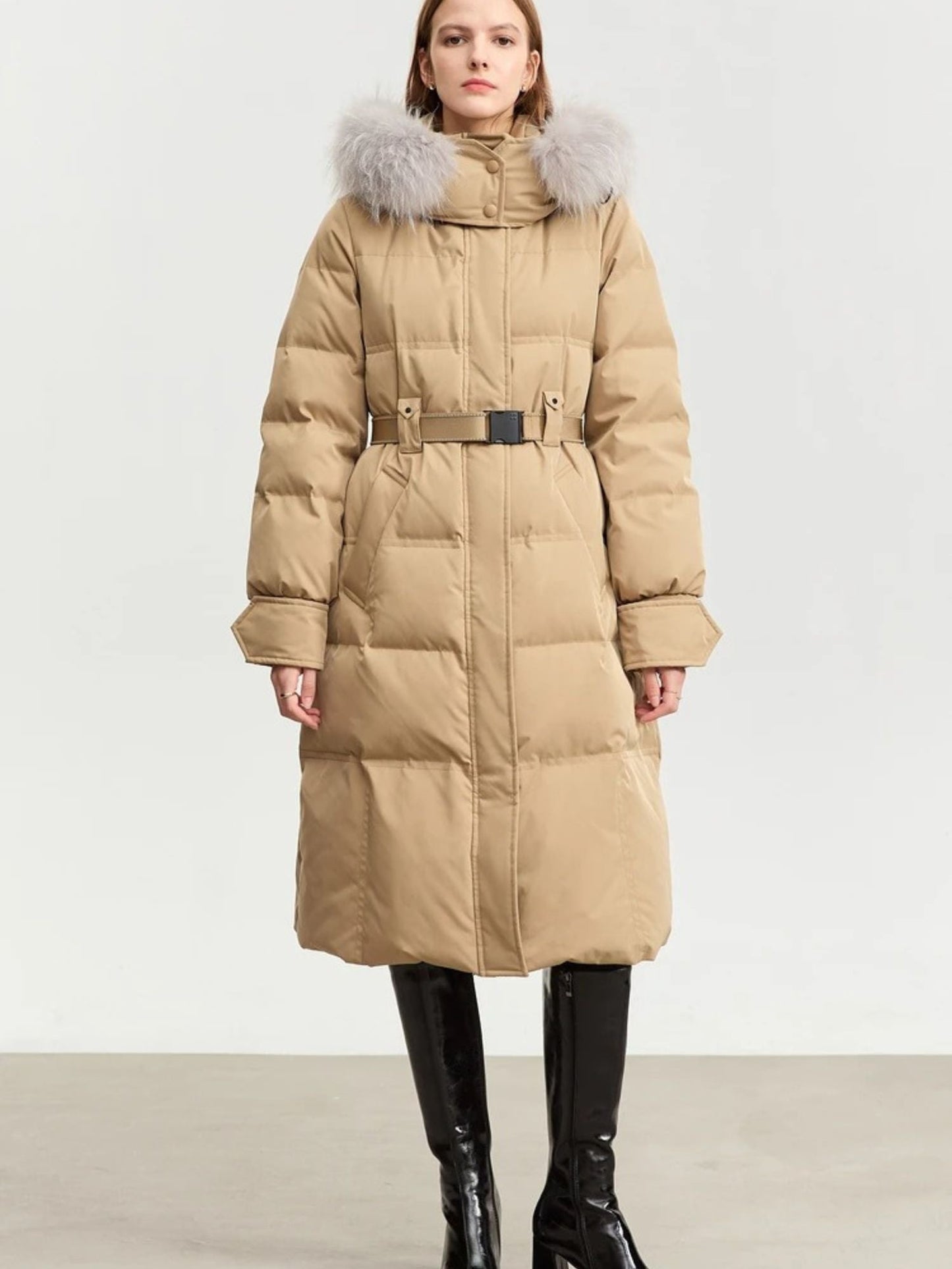 Lange gesteppte Daunenjacke mit abnehmbarem Fellkragen und verstellbarem Gürtel
