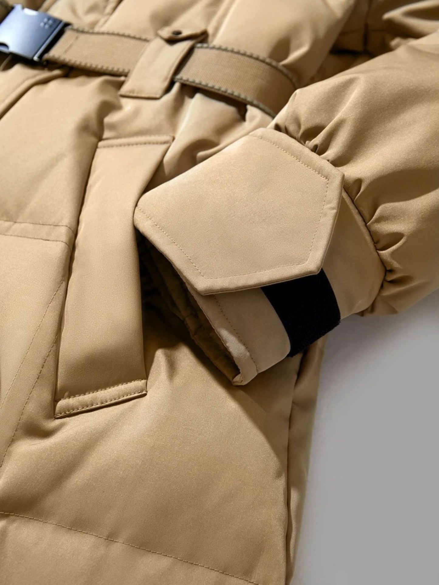 Lange gesteppte Daunenjacke mit abnehmbarem Fellkragen und verstellbarem Gürtel