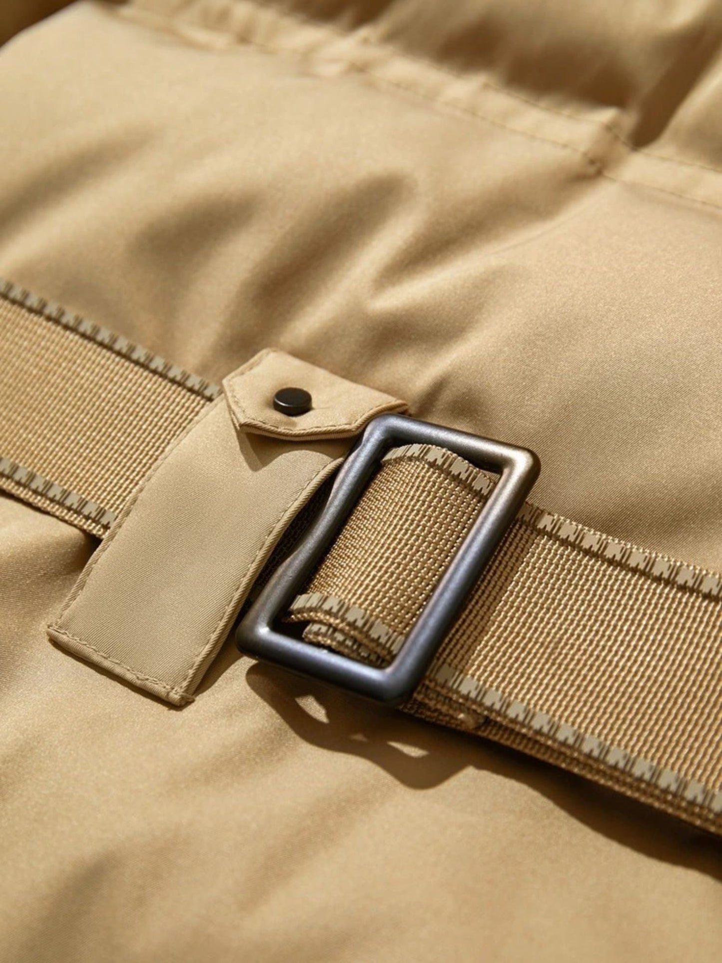 Lange gesteppte Daunenjacke mit abnehmbarem Fellkragen und verstellbarem Gürtel