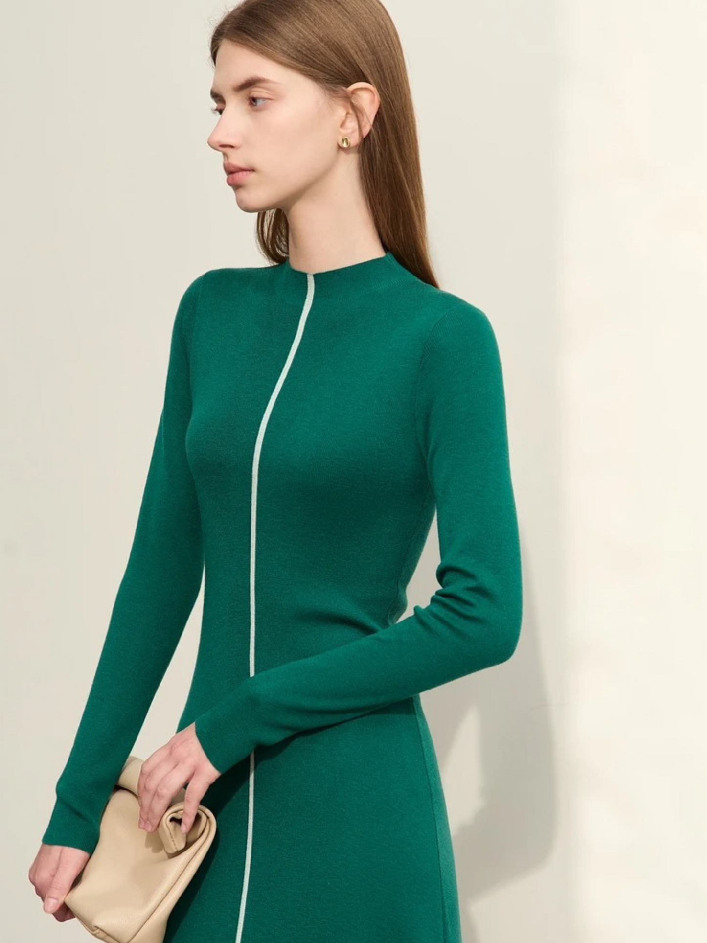 Französisches eng anliegendes gestricktes Kleid mit halber hocher Kragen