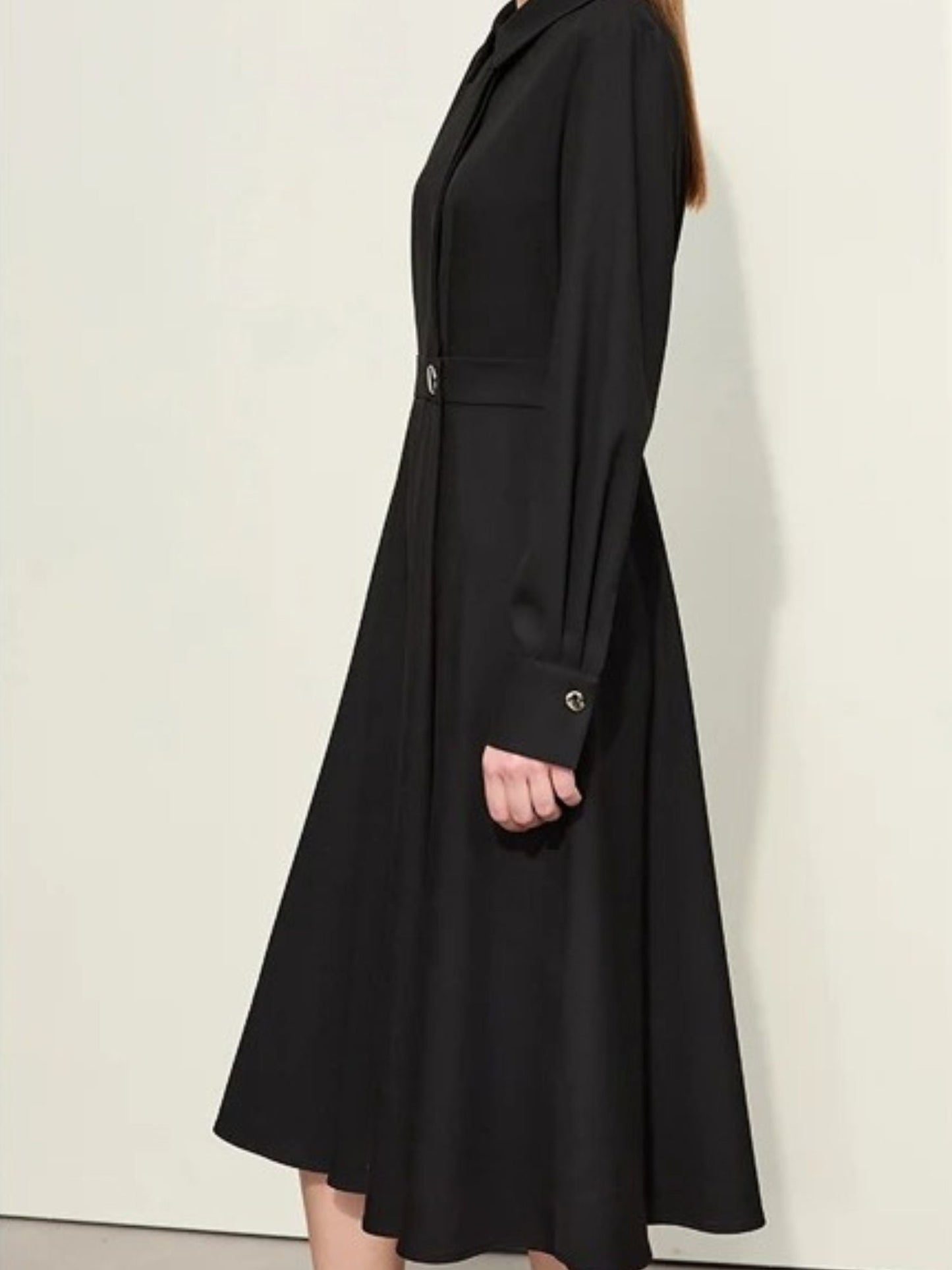 Asymmetrisches knielanges Kleid mit Metall-Schnallen-Gürtel
