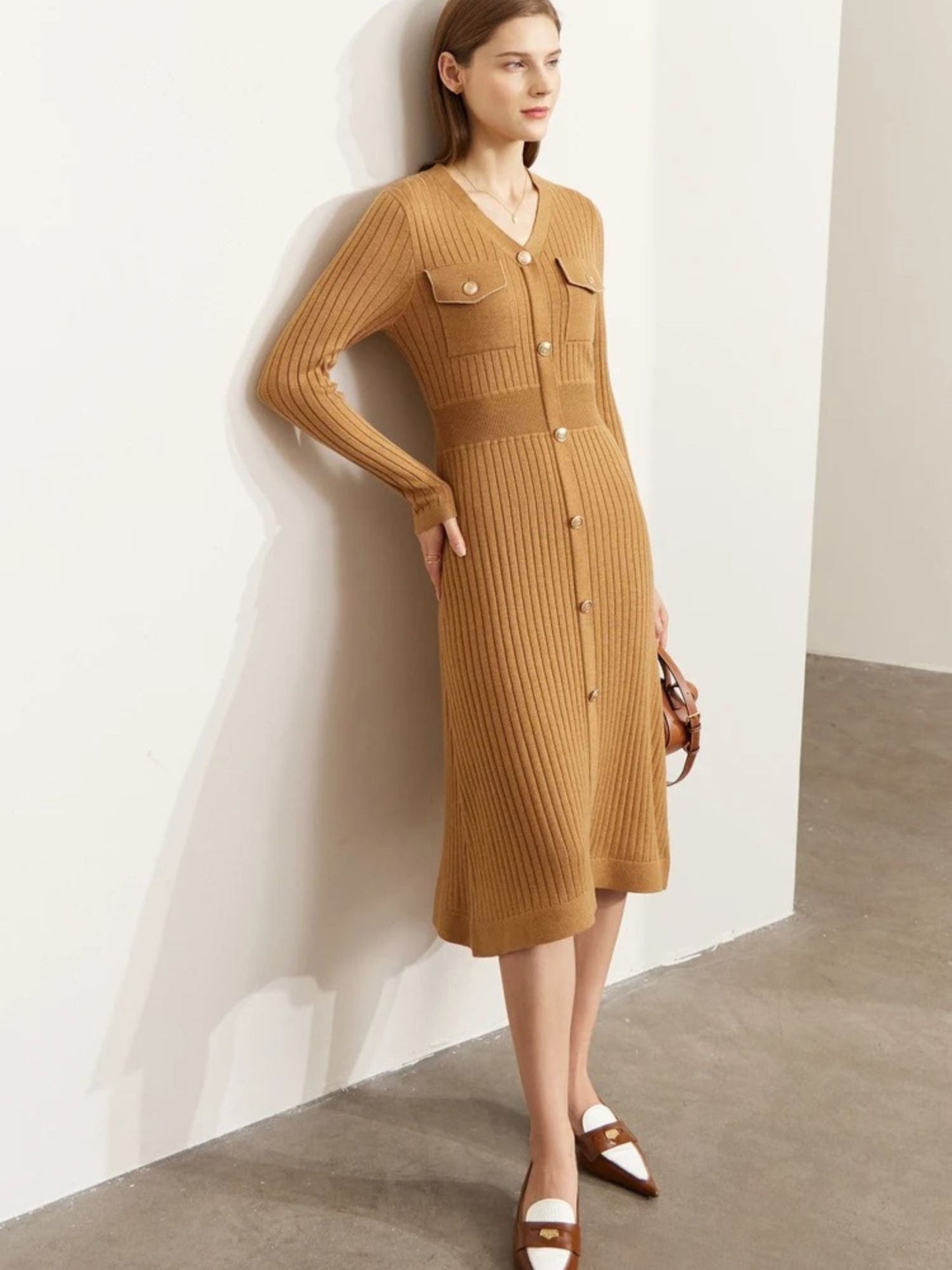 A-Linien Strickkleid mit V-Ausschnitt und Knopfdetails
