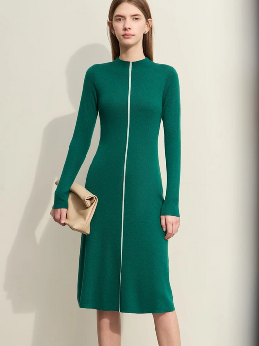 Französisches eng anliegendes gestricktes Kleid mit halber hocher Kragen