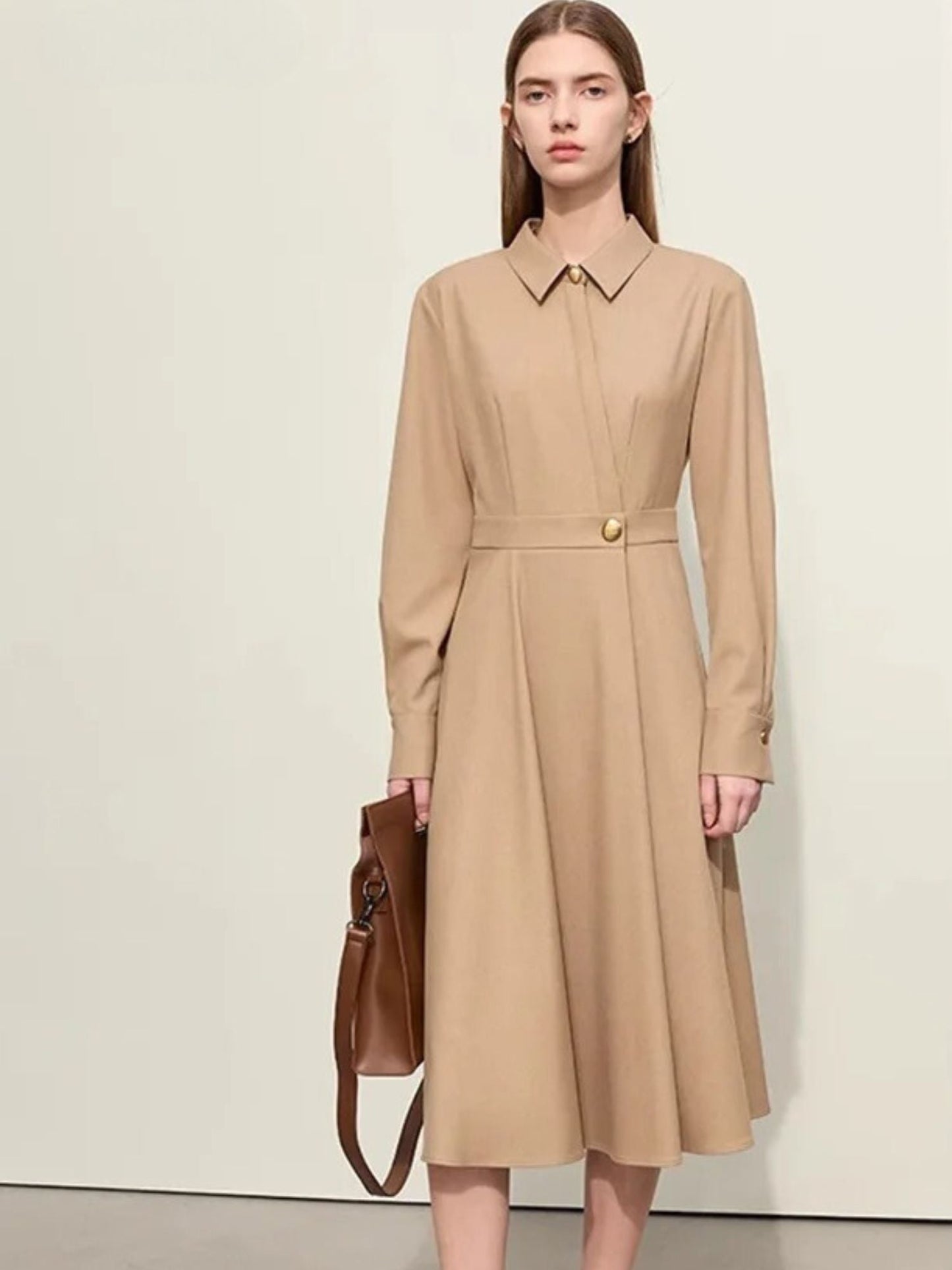 Asymmetrisches knielanges Kleid mit Metall-Schnallen-Gürtel