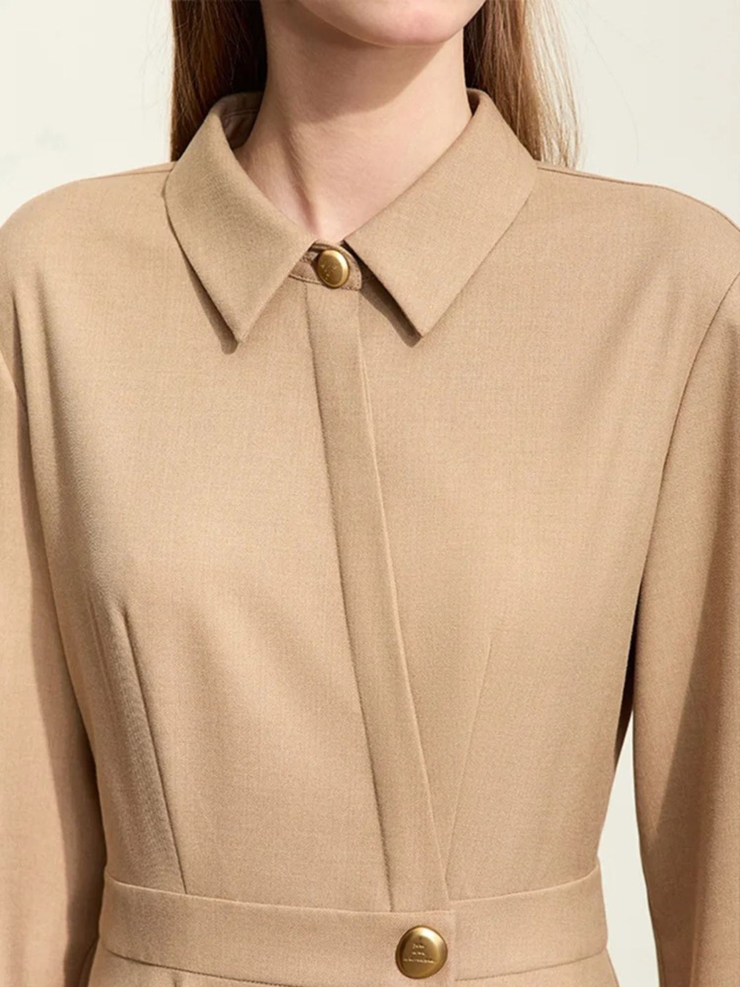 Asymmetrisches knielanges Kleid mit Metall-Schnallen-Gürtel