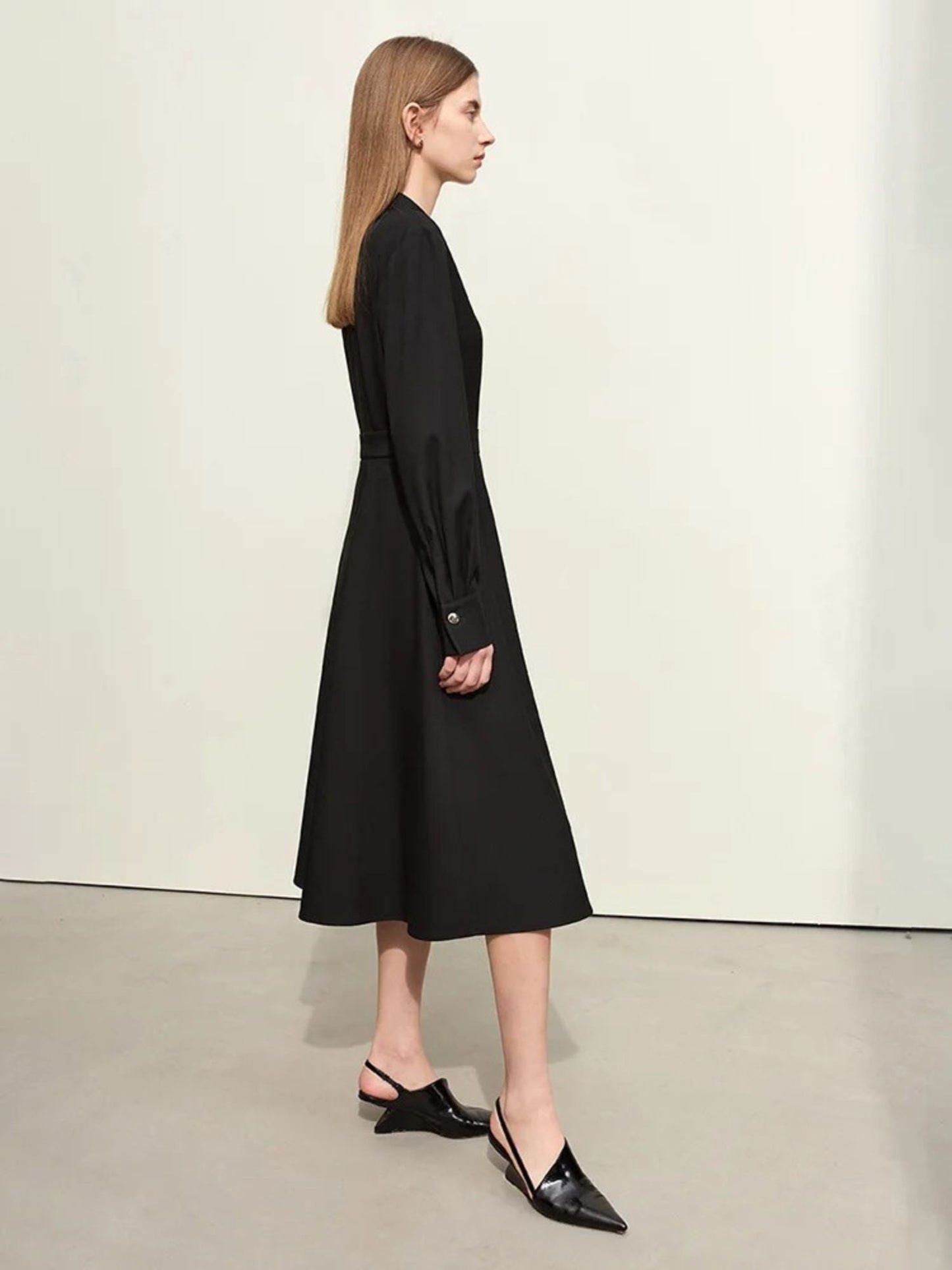 Asymmetrisches knielanges Kleid mit Metall-Schnallen-Gürtel