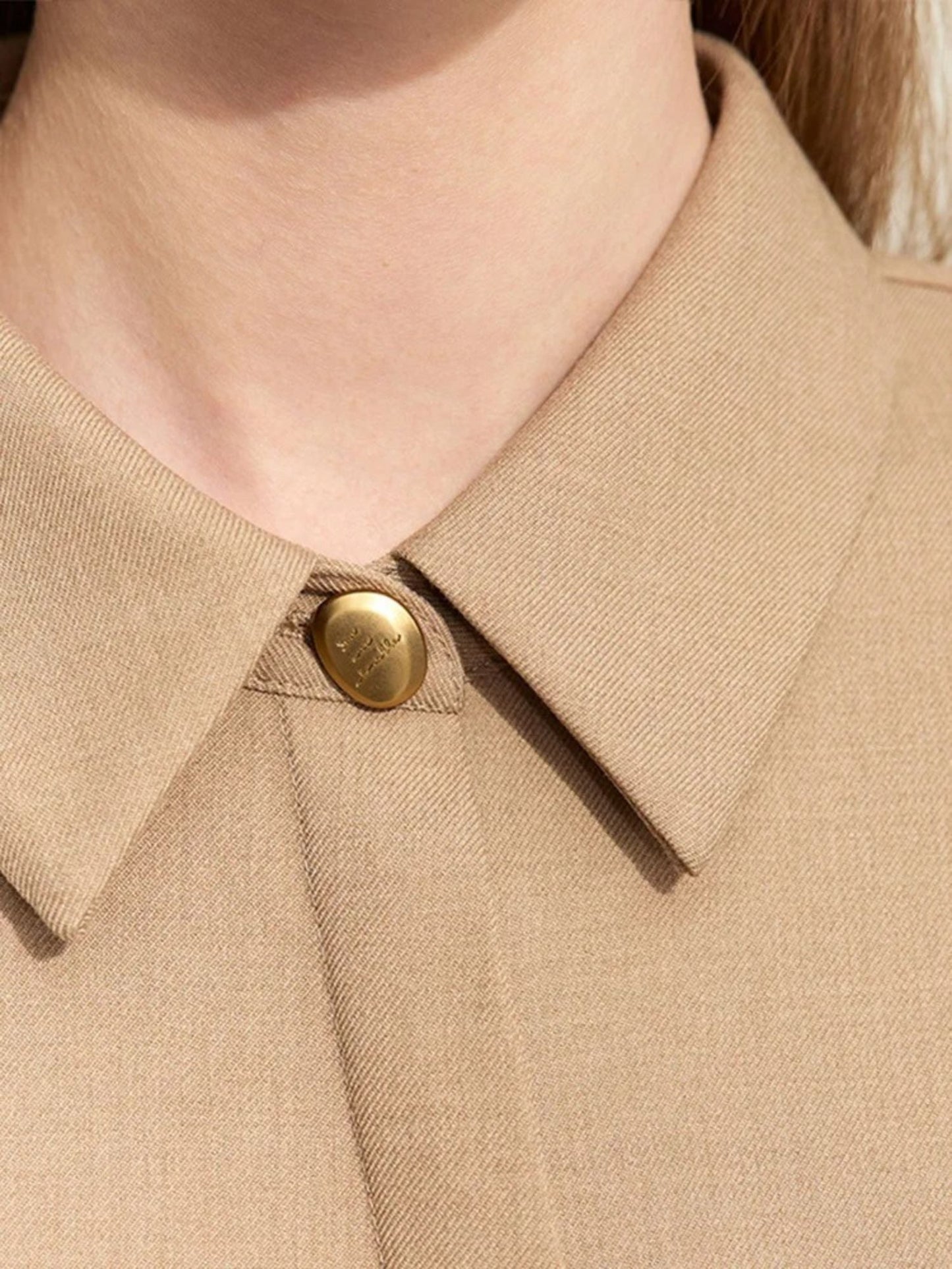 Asymmetrisches knielanges Kleid mit Metall-Schnallen-Gürtel