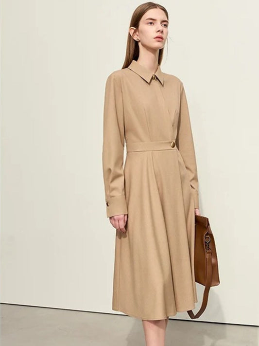 Asymmetrisches knielanges Kleid mit Metall-Schnallen-Gürtel